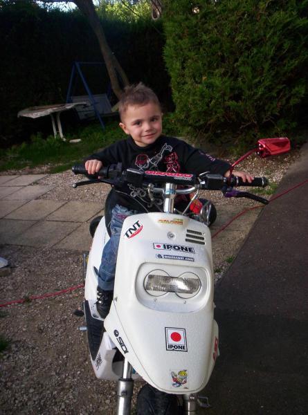mon zin sur le scoot de mon frere